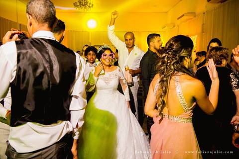 mariana assis, dia da noiva, loubg mariana assis, acic, casamento no acic, shamah flores, buque rosa, ursinho para daminha, daminha com urso, alianças no urso, vestido de noiva, fabiana e julio, fotografia de casamento, azahoo, terno azul'