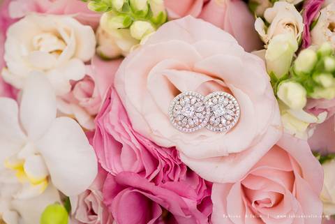 saldanha da gama, buque de rosas, make by clau duarte, dia da noiva clau duarte, santos maison, penteado de noiva, noivo de terno azul, casamento no coração de maria, fabiana e julio, fotografia para sempre, casamento, fotogradia de casamento.'