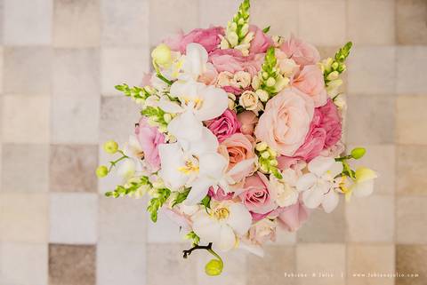 saldanha da gama, buque de rosas, make by clau duarte, dia da noiva clau duarte, santos maison, penteado de noiva, noivo de terno azul, casamento no coração de maria, fabiana e julio, fotografia para sempre, casamento, fotogradia de casamento.'