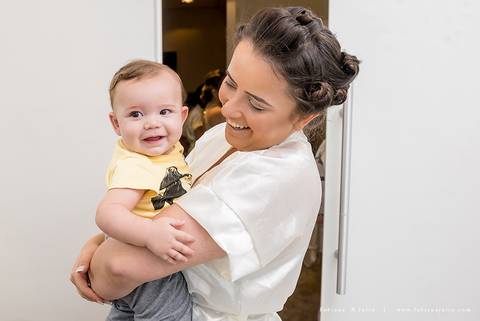 saldanha da gama, buque de rosas, make by clau duarte, dia da noiva clau duarte, santos maison, penteado de noiva, noivo de terno azul, casamento no coração de maria, fabiana e julio, fotografia para sempre, casamento, fotogradia de casamento.'