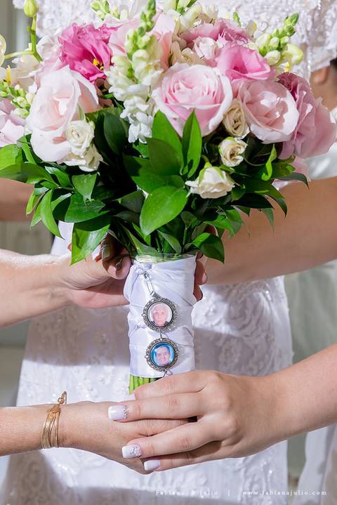 saldanha da gama, buque de rosas, make by clau duarte, dia da noiva clau duarte, santos maison, penteado de noiva, noivo de terno azul, casamento no coração de maria, fabiana e julio, fotografia para sempre, casamento, fotogradia de casamento.'
