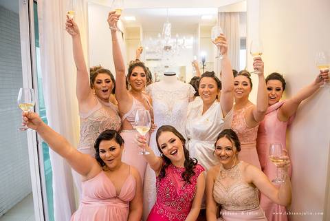 saldanha da gama, buque de rosas, make by clau duarte, dia da noiva clau duarte, santos maison, penteado de noiva, noivo de terno azul, casamento no coração de maria, fabiana e julio, fotografia para sempre, casamento, fotogradia de casamento.'