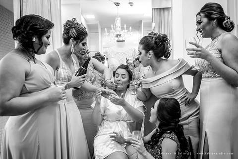 saldanha da gama, buque de rosas, make by clau duarte, dia da noiva clau duarte, santos maison, penteado de noiva, noivo de terno azul, casamento no coração de maria, fabiana e julio, fotografia para sempre, casamento, fotogradia de casamento.'