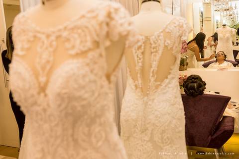 saldanha da gama, buque de rosas, make by clau duarte, dia da noiva clau duarte, santos maison, penteado de noiva, noivo de terno azul, casamento no coração de maria, fabiana e julio, fotografia para sempre, casamento, fotogradia de casamento.'