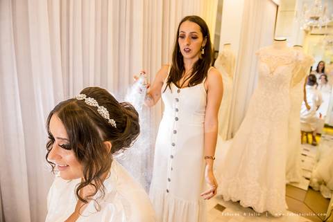 saldanha da gama, buque de rosas, make by clau duarte, dia da noiva clau duarte, santos maison, penteado de noiva, noivo de terno azul, casamento no coração de maria, fabiana e julio, fotografia para sempre, casamento, fotogradia de casamento.'