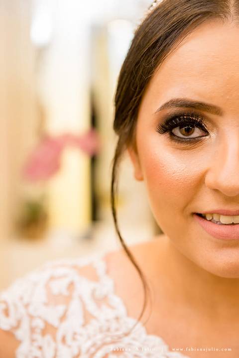 saldanha da gama, buque de rosas, make by clau duarte, dia da noiva clau duarte, santos maison, penteado de noiva, noivo de terno azul, casamento no coração de maria, fabiana e julio, fotografia para sempre, casamento, fotogradia de casamento.'