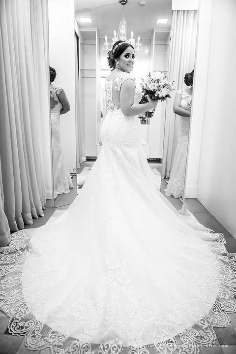 saldanha da gama, buque de rosas, make by clau duarte, dia da noiva clau duarte, santos maison, penteado de noiva, noivo de terno azul, casamento no coração de maria, fabiana e julio, fotografia para sempre, casamento, fotogradia de casamento.'