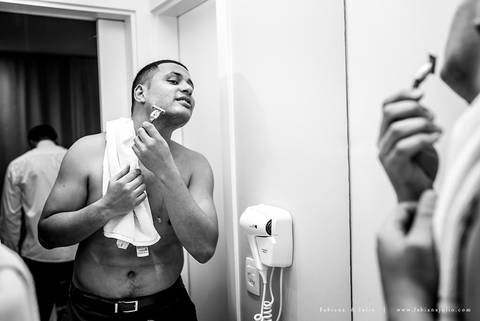 saldanha da gama, buque de rosas, make by clau duarte, dia da noiva clau duarte, santos maison, penteado de noiva, noivo de terno azul, casamento no coração de maria, fabiana e julio, fotografia para sempre, casamento, fotogradia de casamento.'