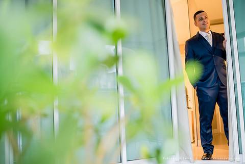 saldanha da gama, buque de rosas, make by clau duarte, dia da noiva clau duarte, santos maison, penteado de noiva, noivo de terno azul, casamento no coração de maria, fabiana e julio, fotografia para sempre, casamento, fotogradia de casamento.'