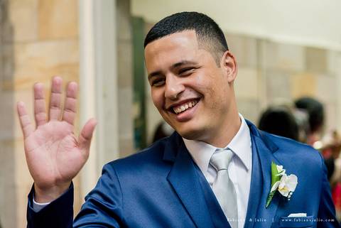 saldanha da gama, buque de rosas, make by clau duarte, dia da noiva clau duarte, santos maison, penteado de noiva, noivo de terno azul, casamento no coração de maria, fabiana e julio, fotografia para sempre, casamento, fotogradia de casamento.'