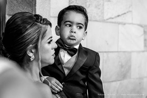 saldanha da gama, buque de rosas, make by clau duarte, dia da noiva clau duarte, santos maison, penteado de noiva, noivo de terno azul, casamento no coração de maria, fabiana e julio, fotografia para sempre, casamento, fotogradia de casamento.'
