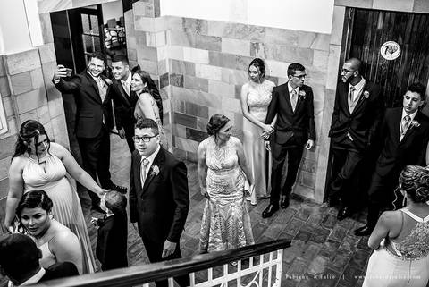 saldanha da gama, buque de rosas, make by clau duarte, dia da noiva clau duarte, santos maison, penteado de noiva, noivo de terno azul, casamento no coração de maria, fabiana e julio, fotografia para sempre, casamento, fotogradia de casamento.'