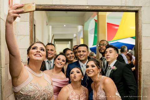saldanha da gama, buque de rosas, make by clau duarte, dia da noiva clau duarte, santos maison, penteado de noiva, noivo de terno azul, casamento no coração de maria, fabiana e julio, fotografia para sempre, casamento, fotogradia de casamento.'