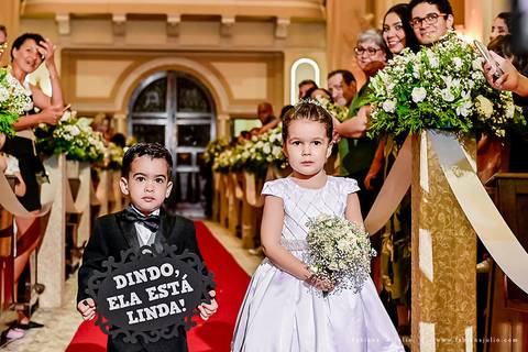 saldanha da gama, buque de rosas, make by clau duarte, dia da noiva clau duarte, santos maison, penteado de noiva, noivo de terno azul, casamento no coração de maria, fabiana e julio, fotografia para sempre, casamento, fotogradia de casamento.'