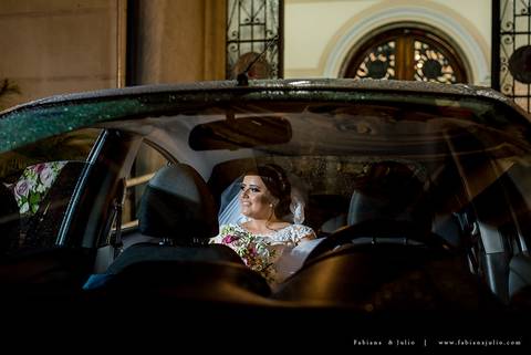 saldanha da gama, buque de rosas, make by clau duarte, dia da noiva clau duarte, santos maison, penteado de noiva, noivo de terno azul, casamento no coração de maria, fabiana e julio, fotografia para sempre, casamento, fotogradia de casamento.'