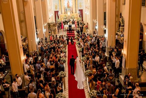 saldanha da gama, buque de rosas, make by clau duarte, dia da noiva clau duarte, santos maison, penteado de noiva, noivo de terno azul, casamento no coração de maria, fabiana e julio, fotografia para sempre, casamento, fotogradia de casamento.'