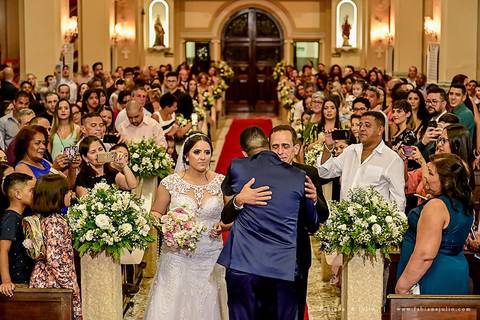 saldanha da gama, buque de rosas, make by clau duarte, dia da noiva clau duarte, santos maison, penteado de noiva, noivo de terno azul, casamento no coração de maria, fabiana e julio, fotografia para sempre, casamento, fotogradia de casamento.'