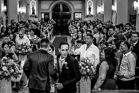 saldanha da gama, buque de rosas, make by clau duarte, dia da noiva clau duarte, santos maison, penteado de noiva, noivo de terno azul, casamento no coração de maria, fabiana e julio, fotografia para sempre, casamento, fotogradia de casamento.'
