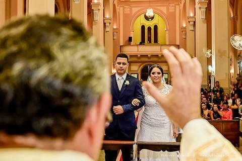 saldanha da gama, buque de rosas, make by clau duarte, dia da noiva clau duarte, santos maison, penteado de noiva, noivo de terno azul, casamento no coração de maria, fabiana e julio, fotografia para sempre, casamento, fotogradia de casamento.'