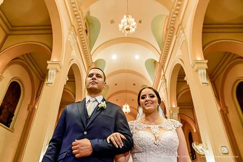 saldanha da gama, buque de rosas, make by clau duarte, dia da noiva clau duarte, santos maison, penteado de noiva, noivo de terno azul, casamento no coração de maria, fabiana e julio, fotografia para sempre, casamento, fotogradia de casamento.'