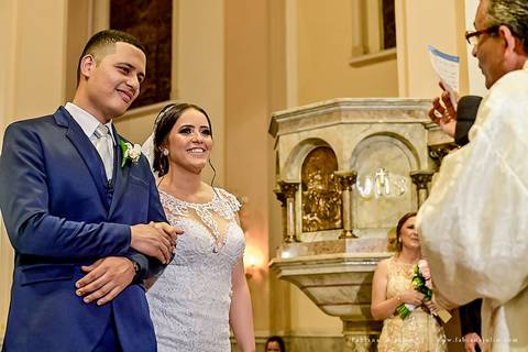 saldanha da gama, buque de rosas, make by clau duarte, dia da noiva clau duarte, santos maison, penteado de noiva, noivo de terno azul, casamento no coração de maria, fabiana e julio, fotografia para sempre, casamento, fotogradia de casamento.'