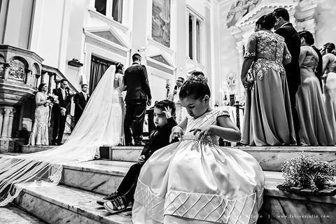 saldanha da gama, buque de rosas, make by clau duarte, dia da noiva clau duarte, santos maison, penteado de noiva, noivo de terno azul, casamento no coração de maria, fabiana e julio, fotografia para sempre, casamento, fotogradia de casamento.'