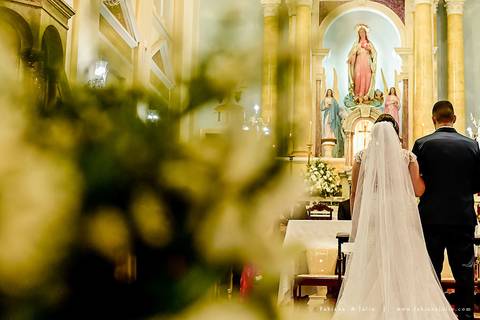 saldanha da gama, buque de rosas, make by clau duarte, dia da noiva clau duarte, santos maison, penteado de noiva, noivo de terno azul, casamento no coração de maria, fabiana e julio, fotografia para sempre, casamento, fotogradia de casamento.'