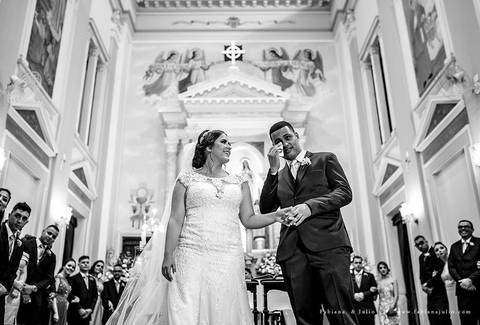 saldanha da gama, buque de rosas, make by clau duarte, dia da noiva clau duarte, santos maison, penteado de noiva, noivo de terno azul, casamento no coração de maria, fabiana e julio, fotografia para sempre, casamento, fotogradia de casamento.'