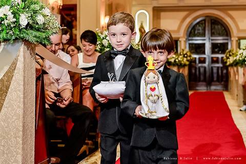 saldanha da gama, buque de rosas, make by clau duarte, dia da noiva clau duarte, santos maison, penteado de noiva, noivo de terno azul, casamento no coração de maria, fabiana e julio, fotografia para sempre, casamento, fotogradia de casamento.'