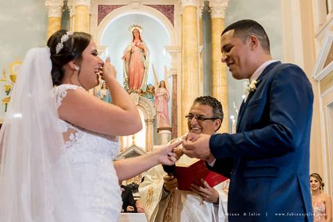 saldanha da gama, buque de rosas, make by clau duarte, dia da noiva clau duarte, santos maison, penteado de noiva, noivo de terno azul, casamento no coração de maria, fabiana e julio, fotografia para sempre, casamento, fotogradia de casamento.'