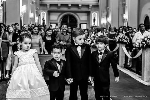 saldanha da gama, buque de rosas, make by clau duarte, dia da noiva clau duarte, santos maison, penteado de noiva, noivo de terno azul, casamento no coração de maria, fabiana e julio, fotografia para sempre, casamento, fotogradia de casamento.'