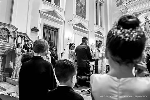saldanha da gama, buque de rosas, make by clau duarte, dia da noiva clau duarte, santos maison, penteado de noiva, noivo de terno azul, casamento no coração de maria, fabiana e julio, fotografia para sempre, casamento, fotogradia de casamento.'