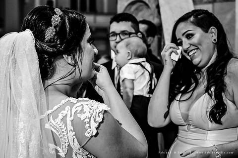 saldanha da gama, buque de rosas, make by clau duarte, dia da noiva clau duarte, santos maison, penteado de noiva, noivo de terno azul, casamento no coração de maria, fabiana e julio, fotografia para sempre, casamento, fotogradia de casamento.'