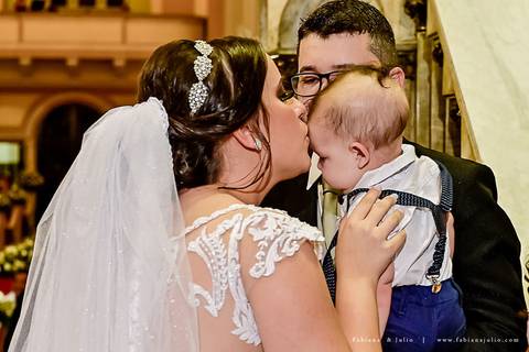 saldanha da gama, buque de rosas, make by clau duarte, dia da noiva clau duarte, santos maison, penteado de noiva, noivo de terno azul, casamento no coração de maria, fabiana e julio, fotografia para sempre, casamento, fotogradia de casamento.'