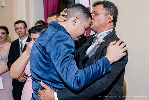 saldanha da gama, buque de rosas, make by clau duarte, dia da noiva clau duarte, santos maison, penteado de noiva, noivo de terno azul, casamento no coração de maria, fabiana e julio, fotografia para sempre, casamento, fotogradia de casamento.'