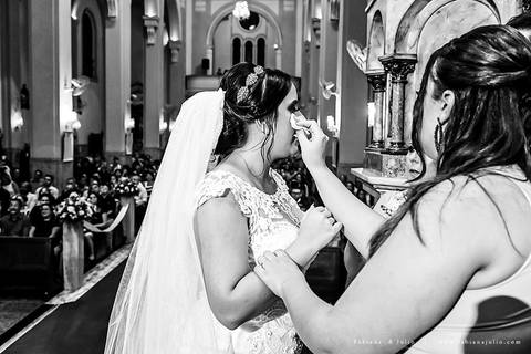 saldanha da gama, buque de rosas, make by clau duarte, dia da noiva clau duarte, santos maison, penteado de noiva, noivo de terno azul, casamento no coração de maria, fabiana e julio, fotografia para sempre, casamento, fotogradia de casamento.'