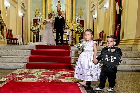 saldanha da gama, buque de rosas, make by clau duarte, dia da noiva clau duarte, santos maison, penteado de noiva, noivo de terno azul, casamento no coração de maria, fabiana e julio, fotografia para sempre, casamento, fotogradia de casamento.'