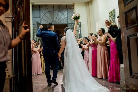 saldanha da gama, buque de rosas, make by clau duarte, dia da noiva clau duarte, santos maison, penteado de noiva, noivo de terno azul, casamento no coração de maria, fabiana e julio, fotografia para sempre, casamento, fotogradia de casamento.'