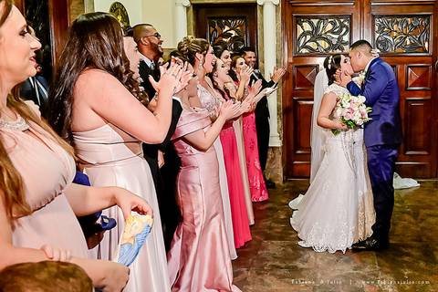 saldanha da gama, buque de rosas, make by clau duarte, dia da noiva clau duarte, santos maison, penteado de noiva, noivo de terno azul, casamento no coração de maria, fabiana e julio, fotografia para sempre, casamento, fotogradia de casamento.'