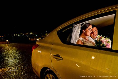 saldanha da gama, buque de rosas, make by clau duarte, dia da noiva clau duarte, santos maison, penteado de noiva, noivo de terno azul, casamento no coração de maria, fabiana e julio, fotografia para sempre, casamento, fotogradia de casamento.'