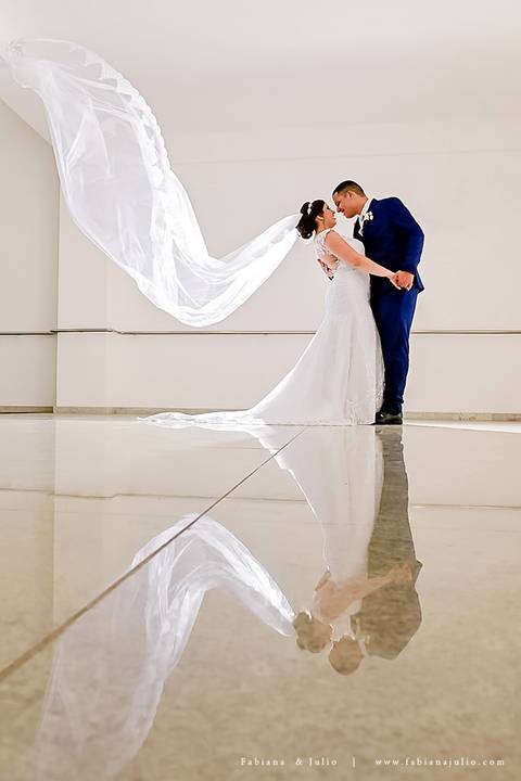 saldanha da gama, buque de rosas, make by clau duarte, dia da noiva clau duarte, santos maison, penteado de noiva, noivo de terno azul, casamento no coração de maria, fabiana e julio, fotografia para sempre, casamento, fotogradia de casamento.'