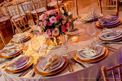 saldanha da gama, buque de rosas, make by clau duarte, dia da noiva clau duarte, santos maison, penteado de noiva, noivo de terno azul, casamento no coração de maria, fabiana e julio, fotografia para sempre, casamento, fotogradia de casamento.'