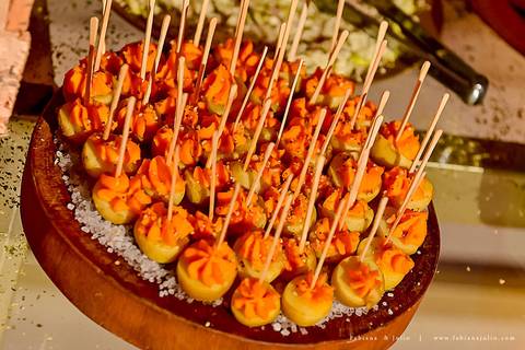 saldanha da gama, buque de rosas, make by clau duarte, dia da noiva clau duarte, santos maison, penteado de noiva, noivo de terno azul, casamento no coração de maria, fabiana e julio, fotografia para sempre, casamento, fotogradia de casamento.'