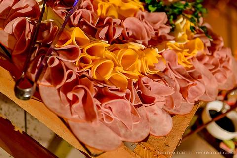 saldanha da gama, buque de rosas, make by clau duarte, dia da noiva clau duarte, santos maison, penteado de noiva, noivo de terno azul, casamento no coração de maria, fabiana e julio, fotografia para sempre, casamento, fotogradia de casamento.'