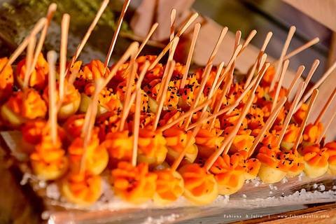 saldanha da gama, buque de rosas, make by clau duarte, dia da noiva clau duarte, santos maison, penteado de noiva, noivo de terno azul, casamento no coração de maria, fabiana e julio, fotografia para sempre, casamento, fotogradia de casamento.'