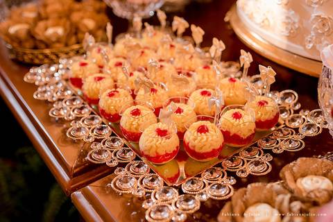 saldanha da gama, buque de rosas, make by clau duarte, dia da noiva clau duarte, santos maison, penteado de noiva, noivo de terno azul, casamento no coração de maria, fabiana e julio, fotografia para sempre, casamento, fotogradia de casamento.'