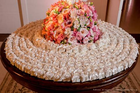 saldanha da gama, buque de rosas, make by clau duarte, dia da noiva clau duarte, santos maison, penteado de noiva, noivo de terno azul, casamento no coração de maria, fabiana e julio, fotografia para sempre, casamento, fotogradia de casamento.'