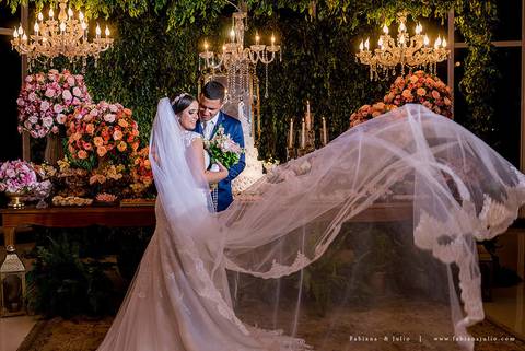 saldanha da gama, buque de rosas, make by clau duarte, dia da noiva clau duarte, santos maison, penteado de noiva, noivo de terno azul, casamento no coração de maria, fabiana e julio, fotografia para sempre, casamento, fotogradia de casamento.'