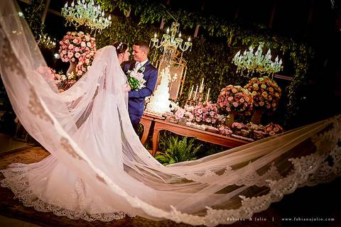 saldanha da gama, buque de rosas, make by clau duarte, dia da noiva clau duarte, santos maison, penteado de noiva, noivo de terno azul, casamento no coração de maria, fabiana e julio, fotografia para sempre, casamento, fotogradia de casamento.'