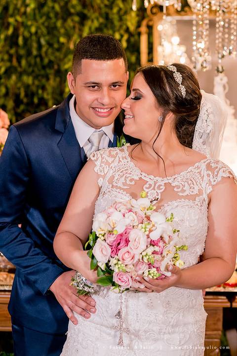 saldanha da gama, buque de rosas, make by clau duarte, dia da noiva clau duarte, santos maison, penteado de noiva, noivo de terno azul, casamento no coração de maria, fabiana e julio, fotografia para sempre, casamento, fotogradia de casamento.'